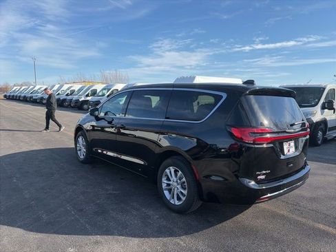 New 2026 Chrysler Pacifica Select AWD/4WD image 3