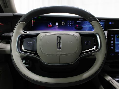 Used 2025 Lincoln Nautilus Premier AWD/4WD image 11