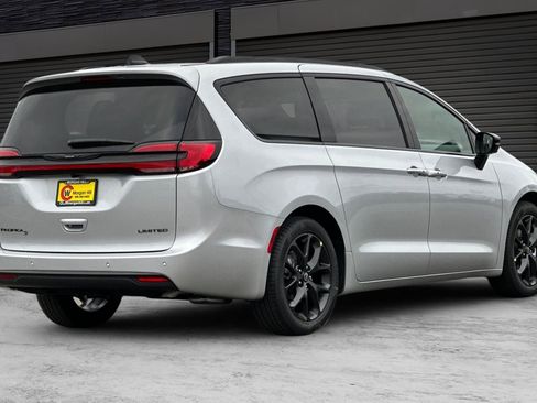 New 2026 Chrysler Pacifica Limited w/ Uconnect Theater Family Group image 4
