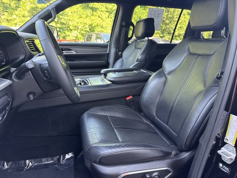 Used 2024 Jeep Wagoneer Series II w/ Flexible Seating Group AWD/4WD image 5