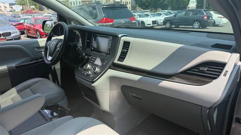 Used 2018 Toyota Sienna XLE w/ XLE Navigation Package FWD image 16
