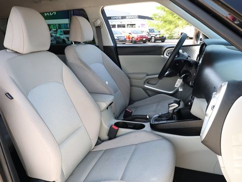 Used 2025 Kia Soul LX w/ LX Technology Package FWD image 28