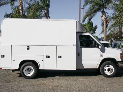 Used 2018 Ford E-350 and Econoline 350 Super Duty w/ Power Windows & Locks Group image 11