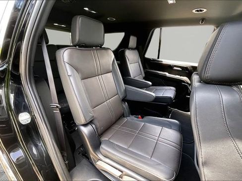 Used 2025 Chevrolet Tahoe High Country AWD/4WD image 17