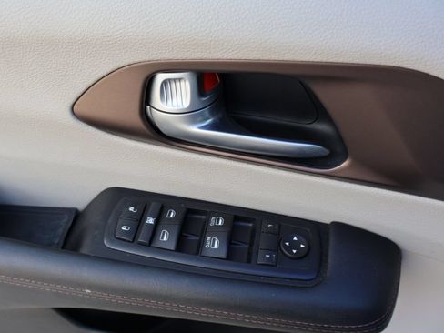 Used 2017 Chrysler Pacifica Touring w/ Tire & Wheel Group FWD image 33