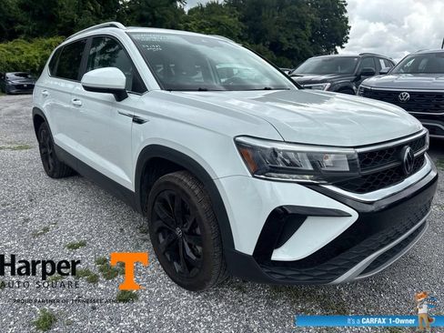 Used 2023 Volkswagen Taos SE w/ Panoramic Sunroof Package FWD image 7
