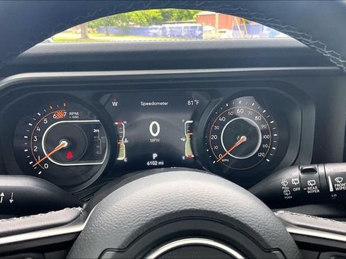 Used 2025 Jeep Wrangler Unlimited Rubicon AWD/4WD image 11