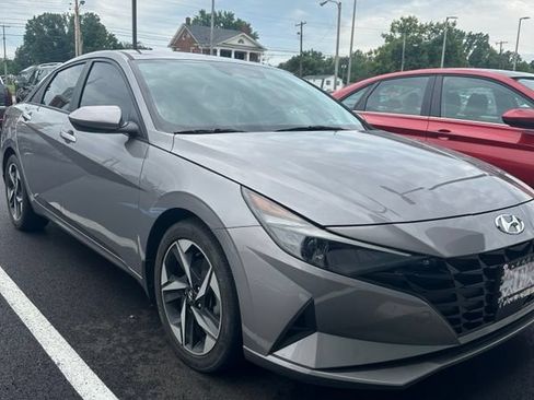 Used 2023 Hyundai Elantra SEL w/ Convenience Package FWD image 2