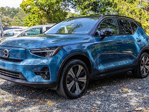 Used 2023 Volvo XC40 Recharge Plus w/ Protection Package Premier image 3