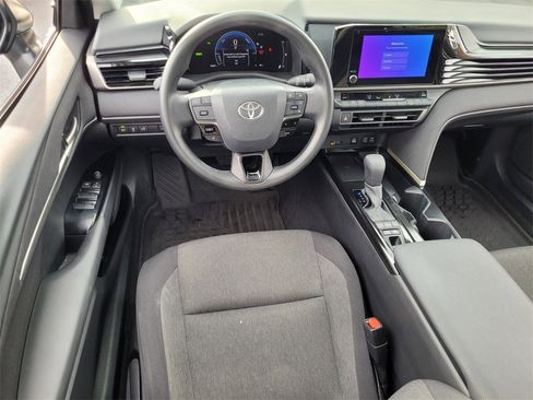 Used 2025 Toyota Camry LE image 7