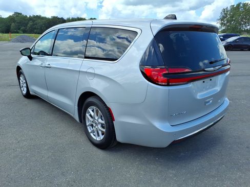 Used 2024 Chrysler Pacifica Touring-L FWD image 7