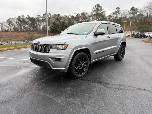 Used 2019 Jeep Grand Cherokee Altitude image 3