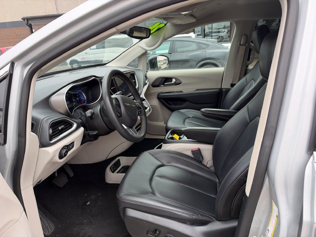 Used 2024 Chrysler Pacifica Limited FWD image 6
