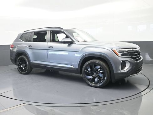 Used 2024 Volkswagen Atlas SE w/ Panoramic Sunroof Package FWD image 8