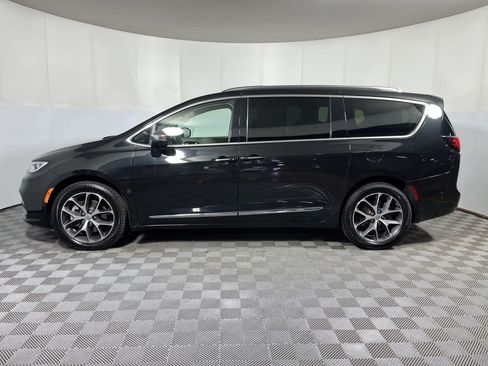 Used 2021 Chrysler Pacifica Limited w/ Uconnect Theater Family Group AWD/4WD image 5