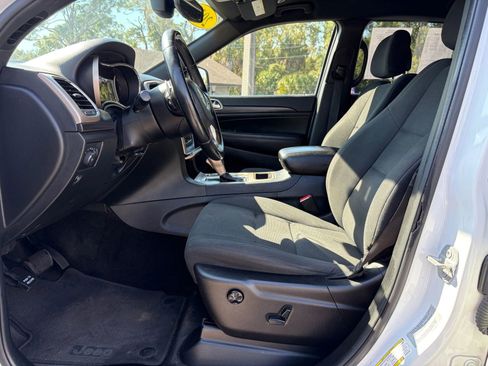 Used 2017 Jeep Grand Cherokee Laredo w/ Quick Order Package 23E image 10