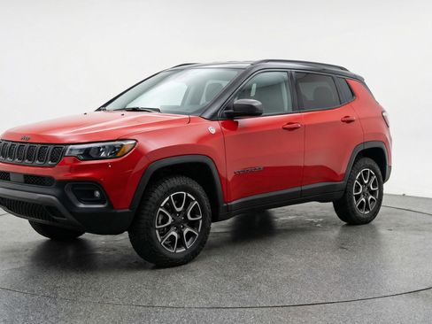 Used 2025 Jeep Compass Trailhawk AWD/4WD image 3