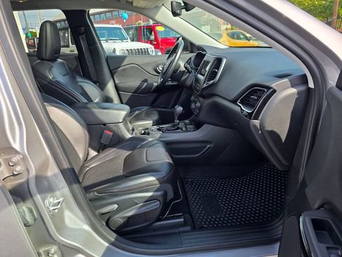 Used 2019 Jeep Cherokee Latitude Plus AWD/4WD image 42