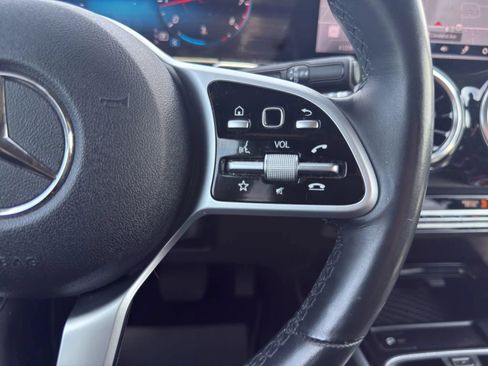 Used 2020 Mercedes-Benz GLB 250 4MATIC w/ Premium Package image 19
