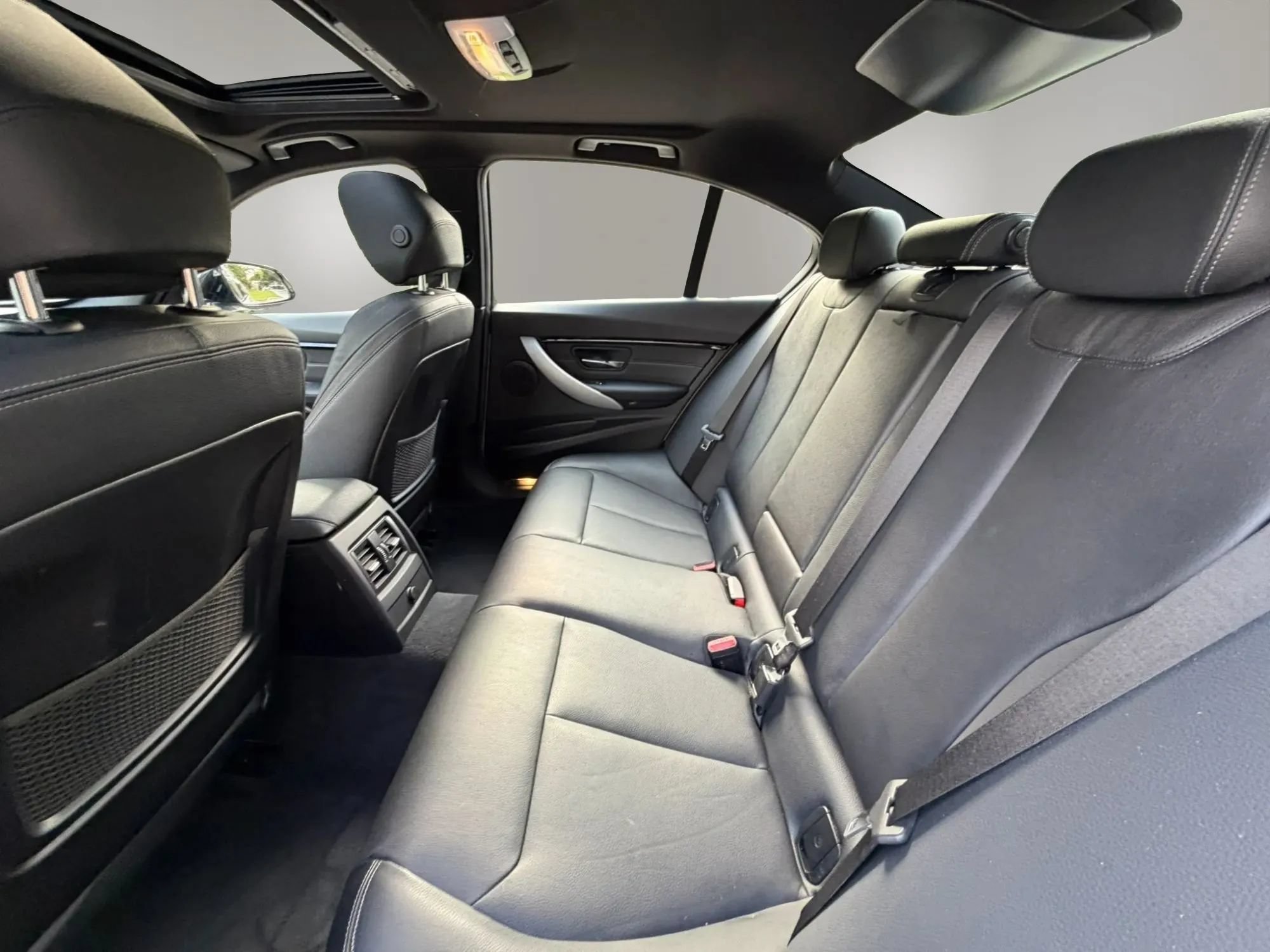 Used 2018 BMW 330i Sedan w/ M Sport Package RWD image 15