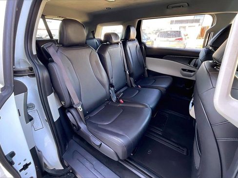 Certified 2024 Kia Carnival LX image 25