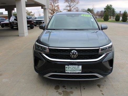 Used 2024 Volkswagen Taos SE image 3