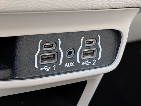 Used 2023 Chrysler Pacifica Touring-L FWD image 29
