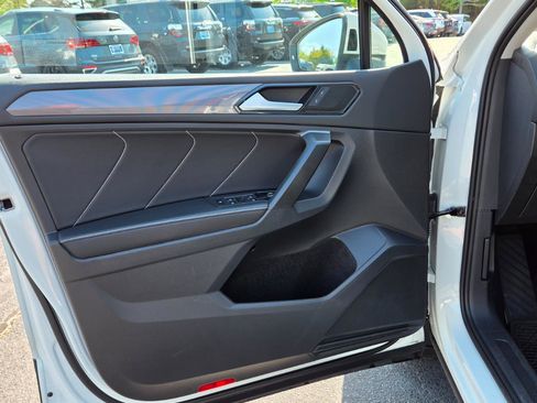 Used 2023 Volkswagen Tiguan SE w/ Panoramic Sunroof Package image 20