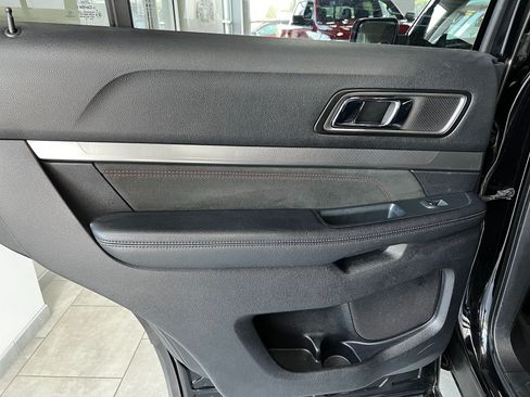 Used 2019 Ford Explorer XLT w/ XLT Sport Appearance Package AWD/4WD image 21