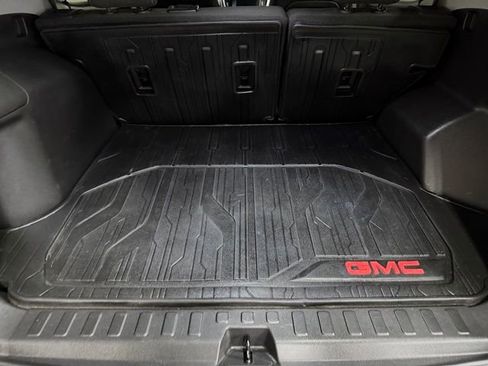 Used 2023 GMC Terrain SLE w/ Driver Convenience Package image 21