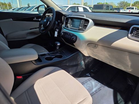 Used 2020 Kia Sorento LX image 9