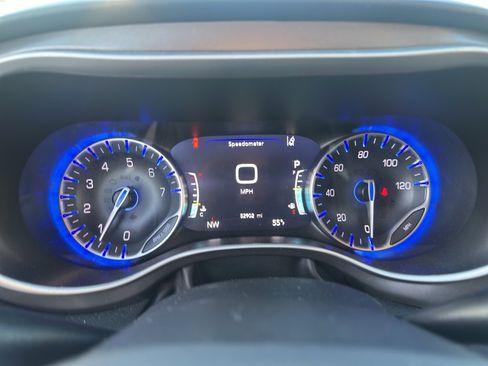 Used 2024 Chrysler Pacifica Touring-L image 18