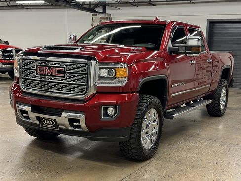 Used 2018 GMC Sierra 2500 Denali w/ Duramax Plus Package AWD/4WD image 3