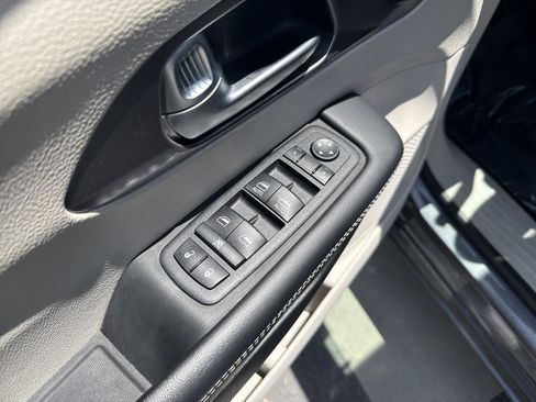 Used 2023 Chrysler Pacifica Touring-L FWD image 15