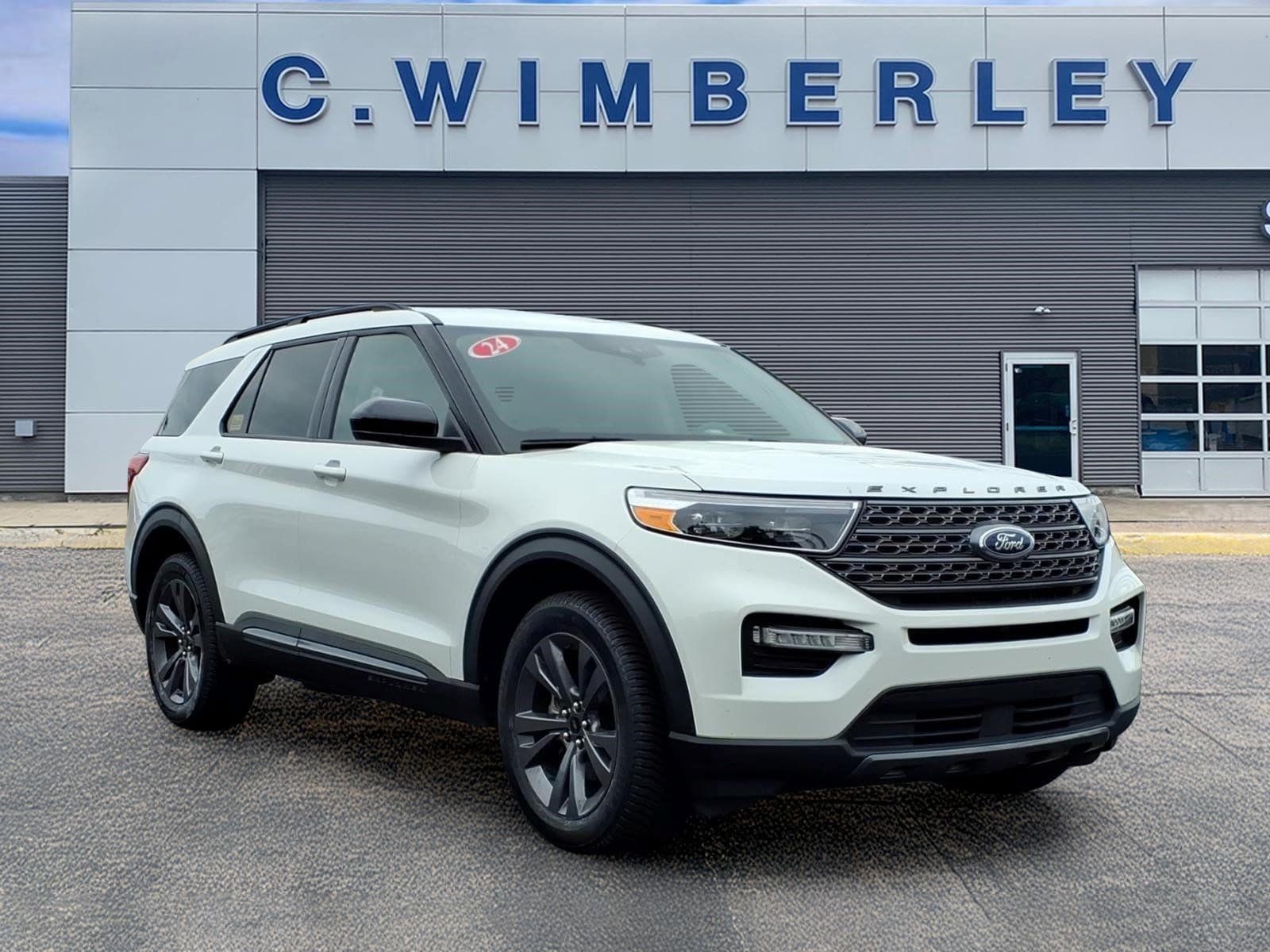 Used 2024 Ford Explorer XLT w/ Equipment Group 202A AWD/4WD image 1