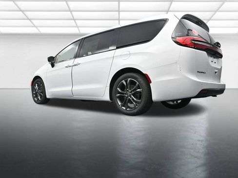 New 2026 Chrysler Pacifica Select image 22