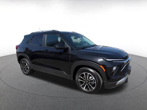 Used 2025 Chevrolet TrailBlazer LT FWD image 2