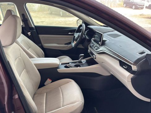 Used 2025 Nissan Altima 2.5 SV image 10