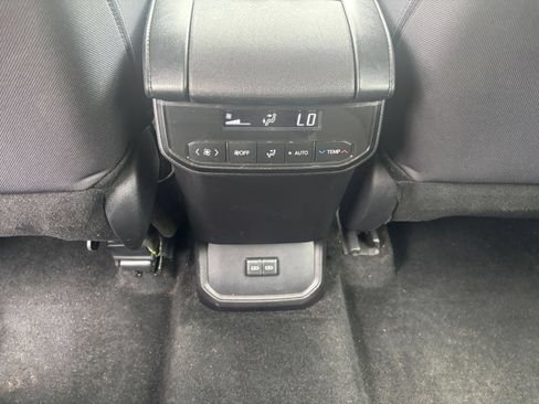 Used 2025 Toyota Highlander LE FWD image 21