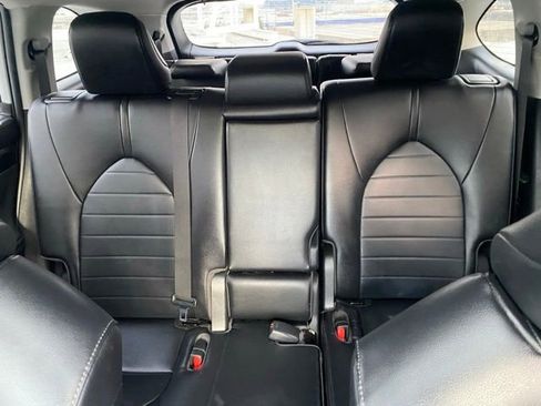 Used 2023 Toyota Highlander XLE image 25