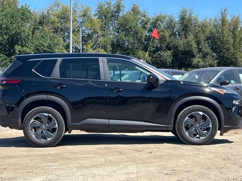 Used 2024 Nissan Rogue SV image 9