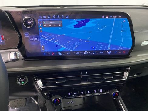 Certified 2025 Chevrolet Traverse LT w/ Driver Confidence Package image 21