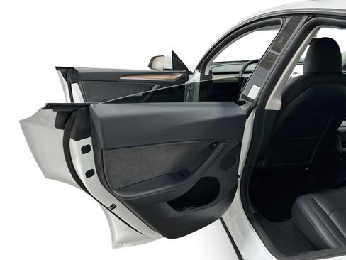 Certified 2023 Tesla Model Y Long Range AWD/4WD image 10