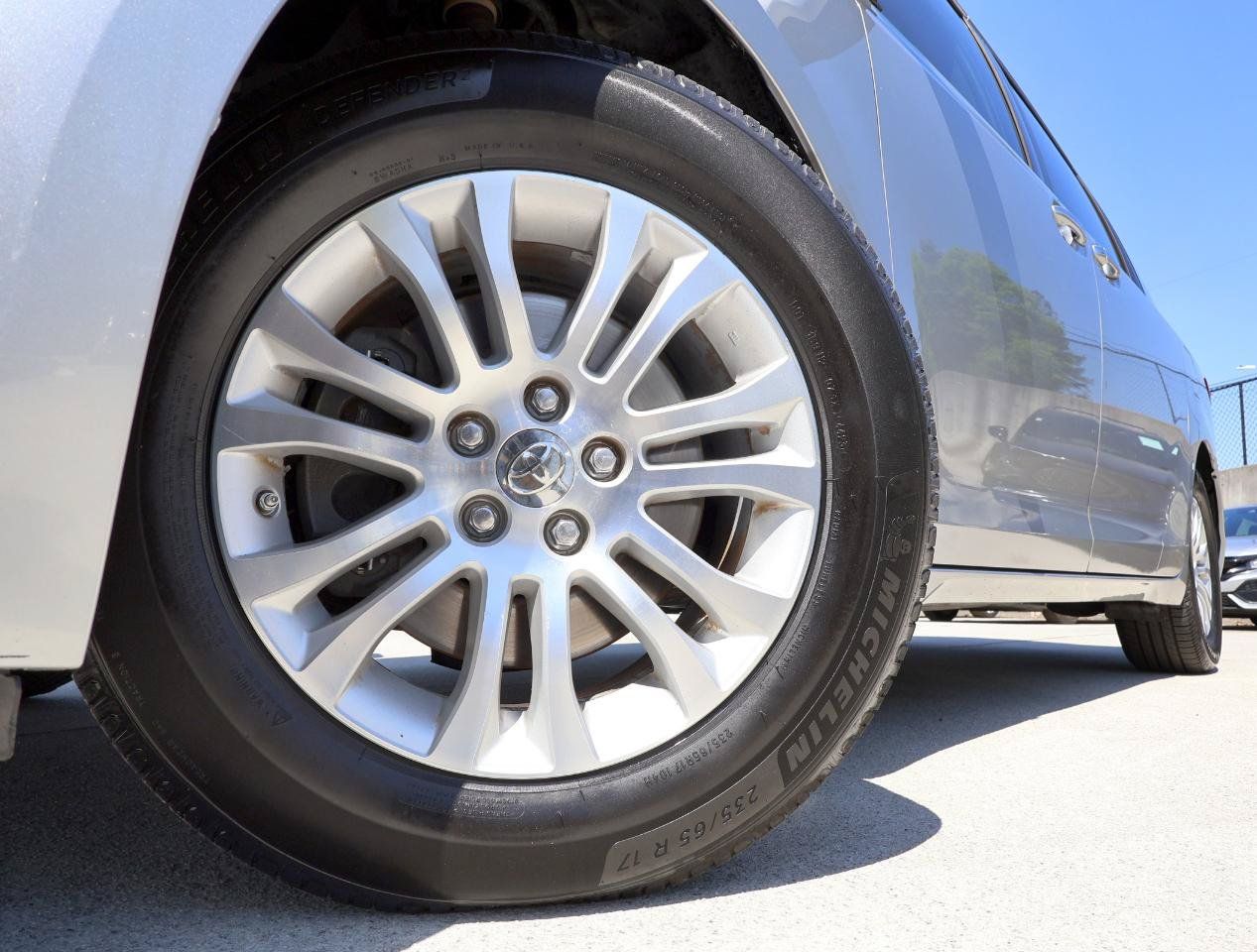 Used 2015 Toyota Sienna XLE FWD image 25