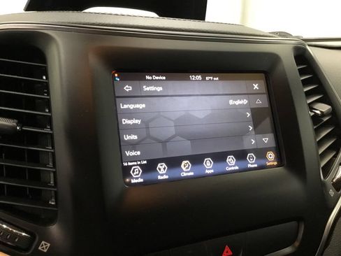Used 2019 Jeep Cherokee Latitude Plus AWD/4WD image 29