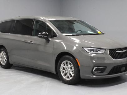 Used 2025 Chrysler Pacifica Select