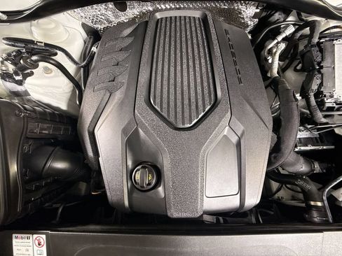 Certified 2023 Porsche Macan AWD/4WD image 27
