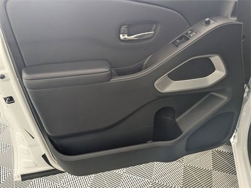 Used 2025 Nissan Frontier SV image 10