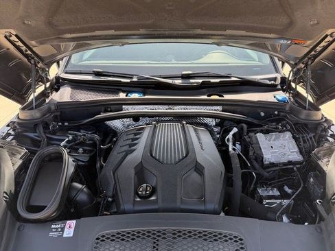 Used 2025 Porsche Macan AWD/4WD image 19