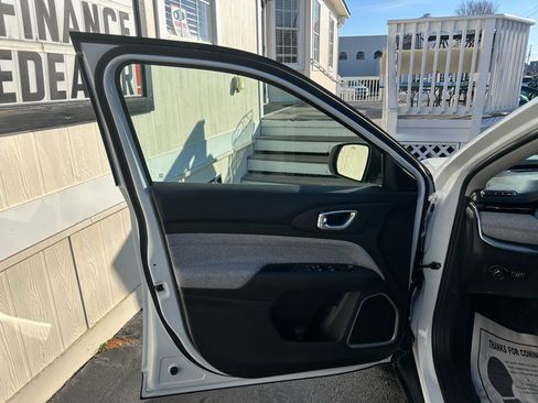 Used 2022 Jeep Compass Latitude image 8